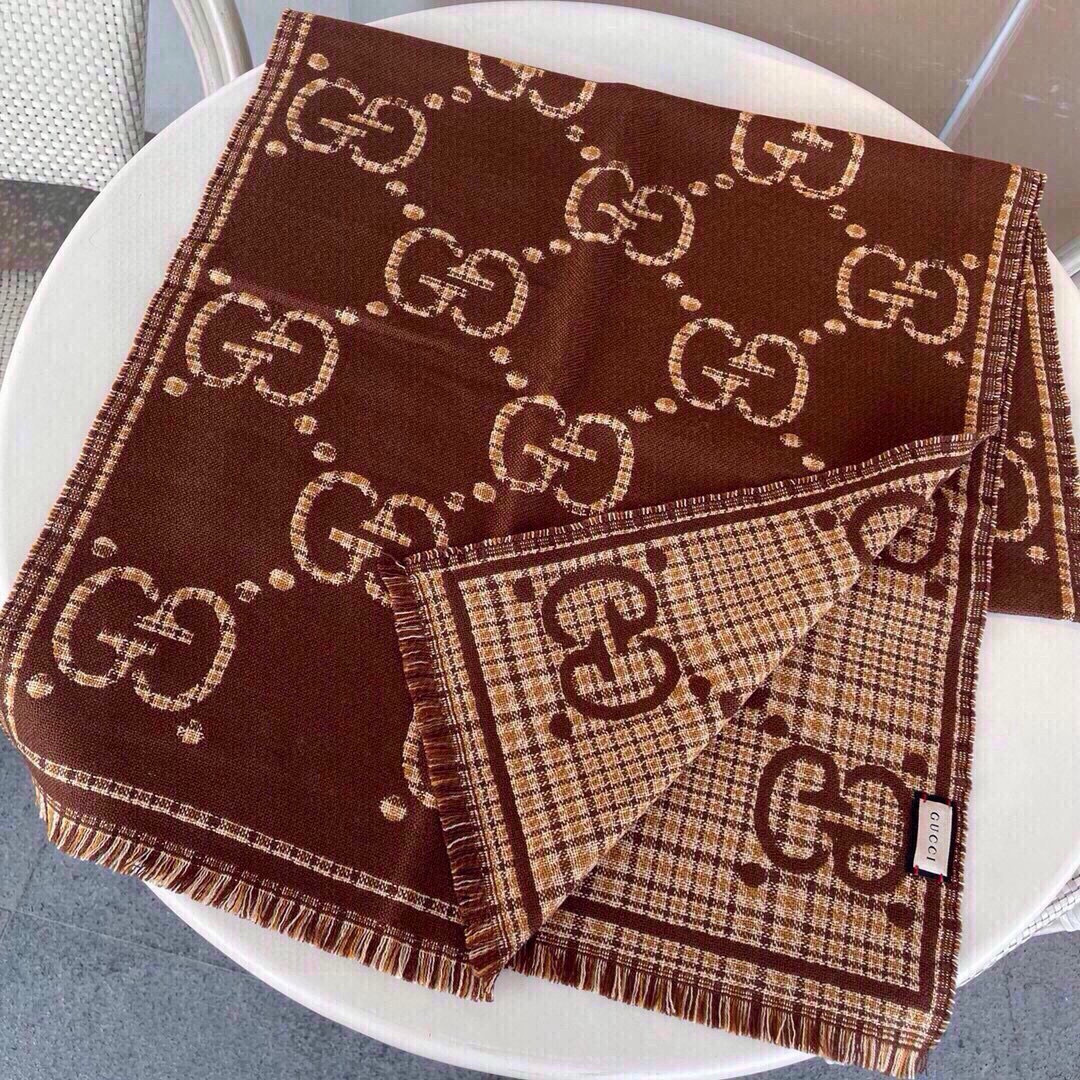 🆕品名:Gucci · 风格字母面料:羊毛尺寸:47*180羊毛真丝围巾,装饰超大造型设计GG图案。于1