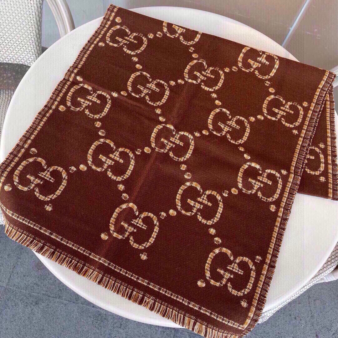 🆕品名:Gucci · 风格字母面料:羊毛尺寸:47*180羊毛真丝围巾,装饰超大造型设计GG图案。于1