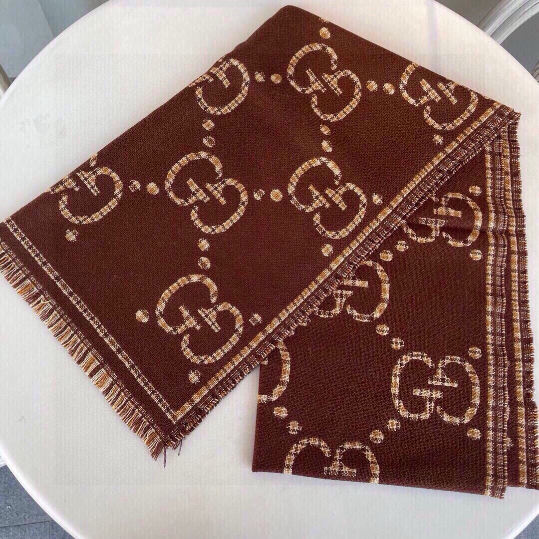 🆕品名:Gucci · 风格字母面料:羊毛尺寸:47*180羊毛真丝围巾,装饰超大造型设计GG图案。于1