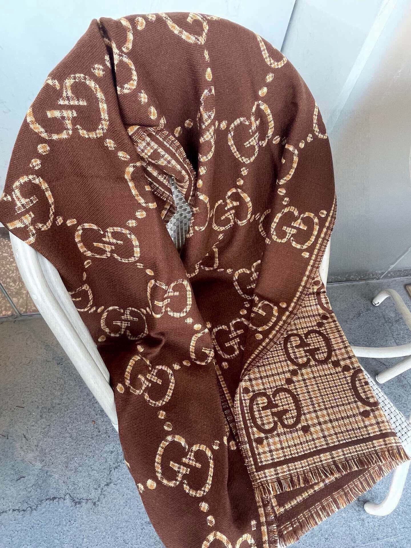 🆕品名:Gucci · 风格字母面料:羊毛尺寸:47*180羊毛真丝围巾,装饰超大造型设计GG图案。于1