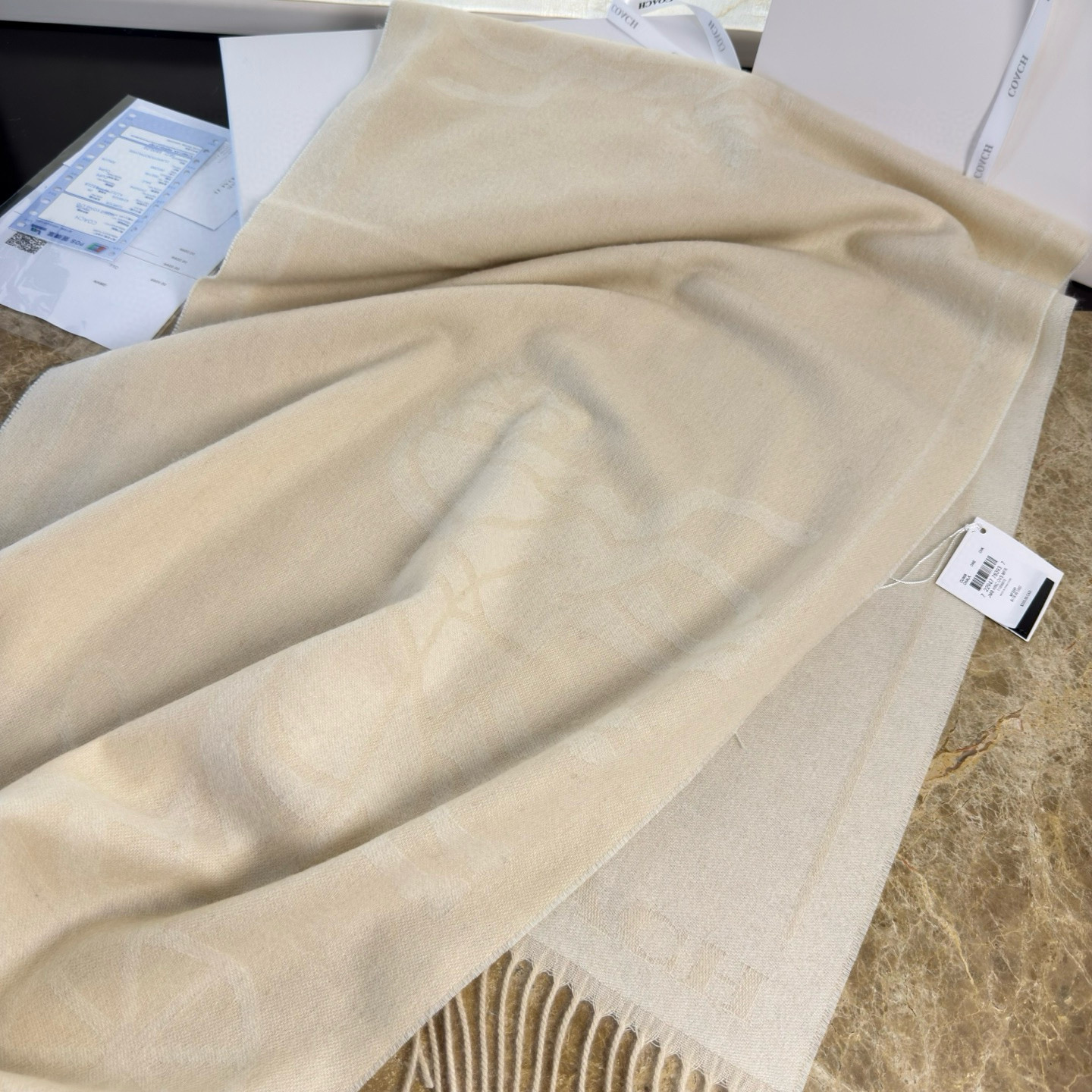 🆕COCAH新品马车图案印花大尺寸围巾❗️原版全套辅料，这款马车图案印花大尺寸围巾采用绵羊毛和山羊绒的奢