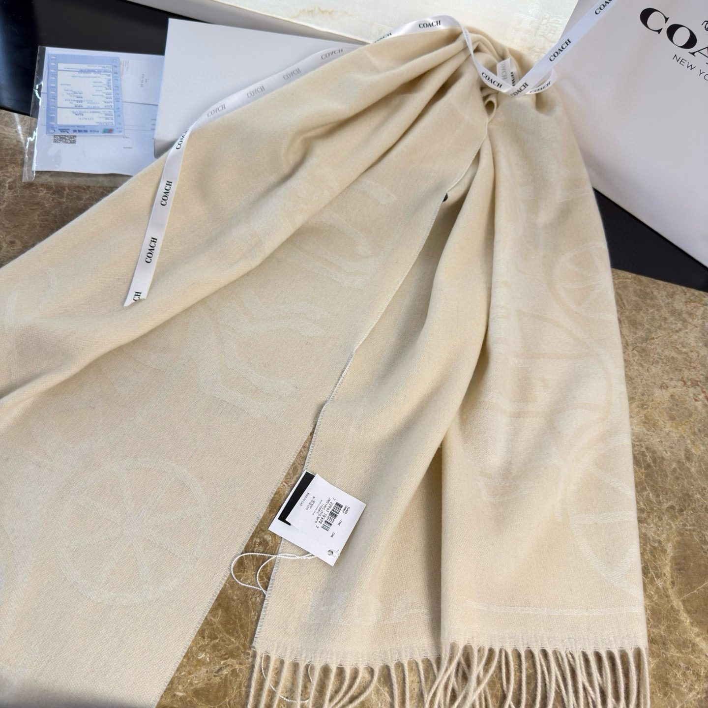 🆕COCAH新品马车图案印花大尺寸围巾❗️原版全套辅料，这款马车图案印花大尺寸围巾采用绵羊毛和山羊绒的奢