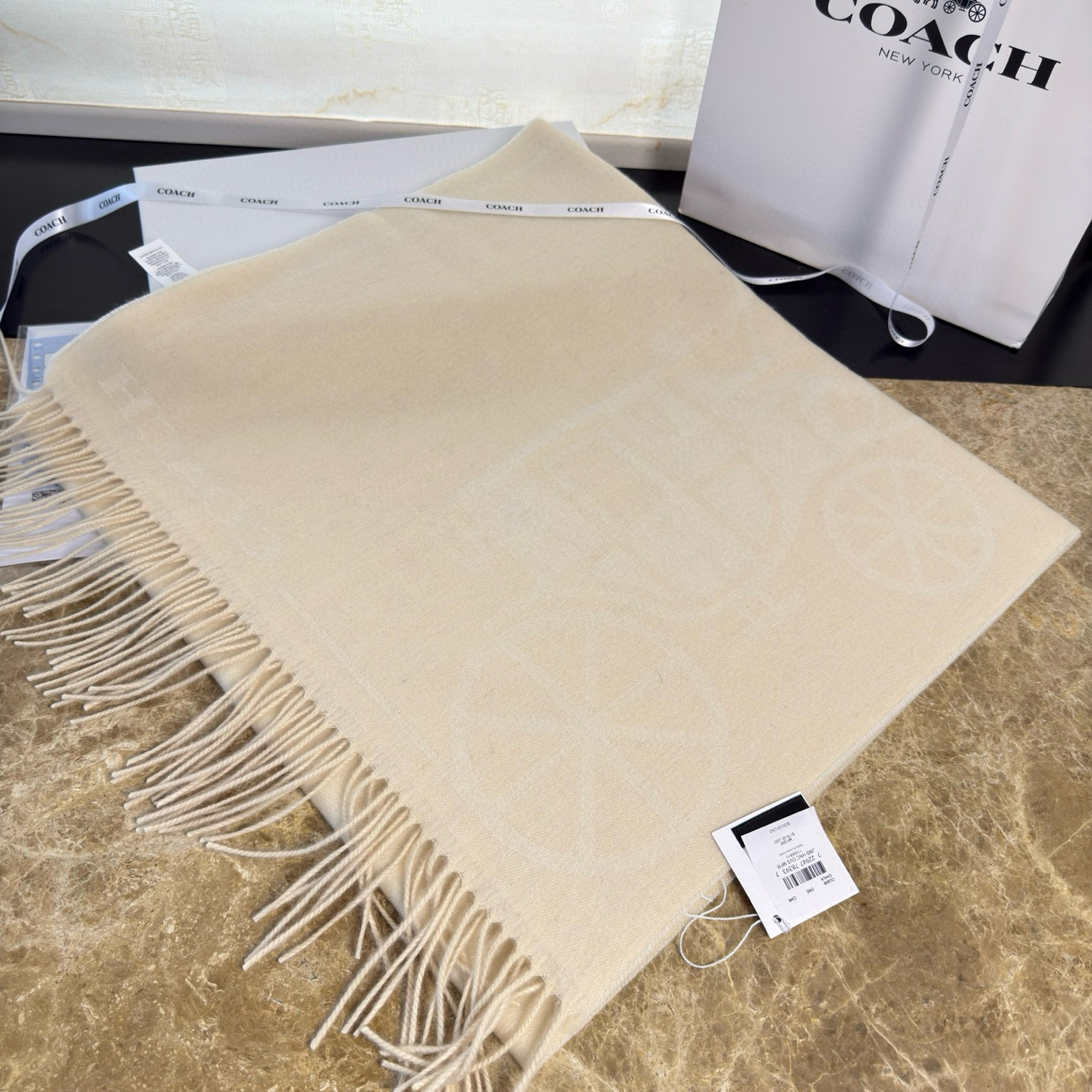 🆕COCAH新品马车图案印花大尺寸围巾❗️原版全套辅料，这款马车图案印花大尺寸围巾采用绵羊毛和山羊绒的奢