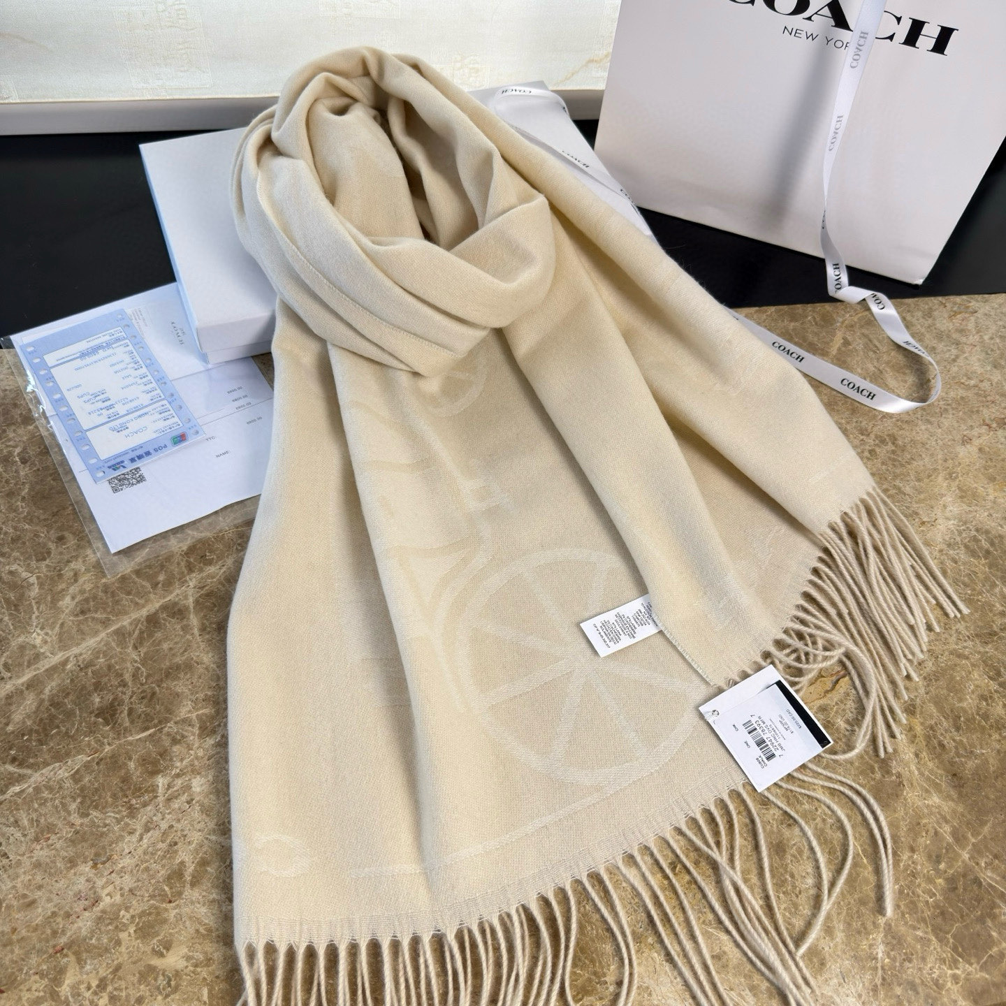 🆕COCAH新品马车图案印花大尺寸围巾❗️原版全套辅料，这款马车图案印花大尺寸围巾采用绵羊毛和山羊绒的奢