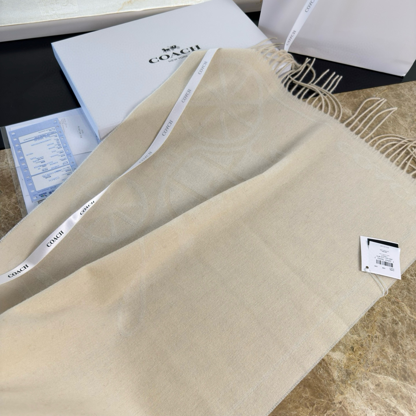 🆕COCAH新品马车图案印花大尺寸围巾❗️原版全套辅料，这款马车图案印花大尺寸围巾采用绵羊毛和山羊绒的奢