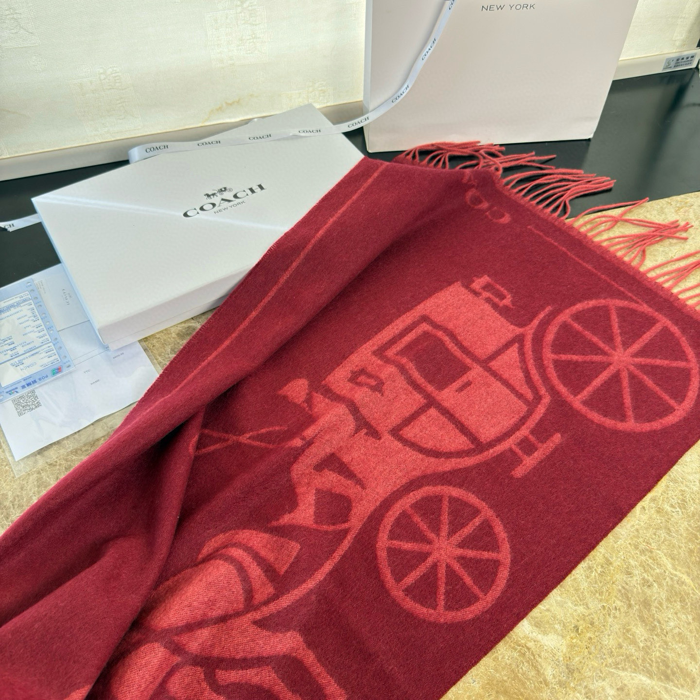 🆕COCAH新品马车图案印花大尺寸围巾❗️原版全套辅料，这款马车图案印花大尺寸围巾采用绵羊毛和山羊绒的奢