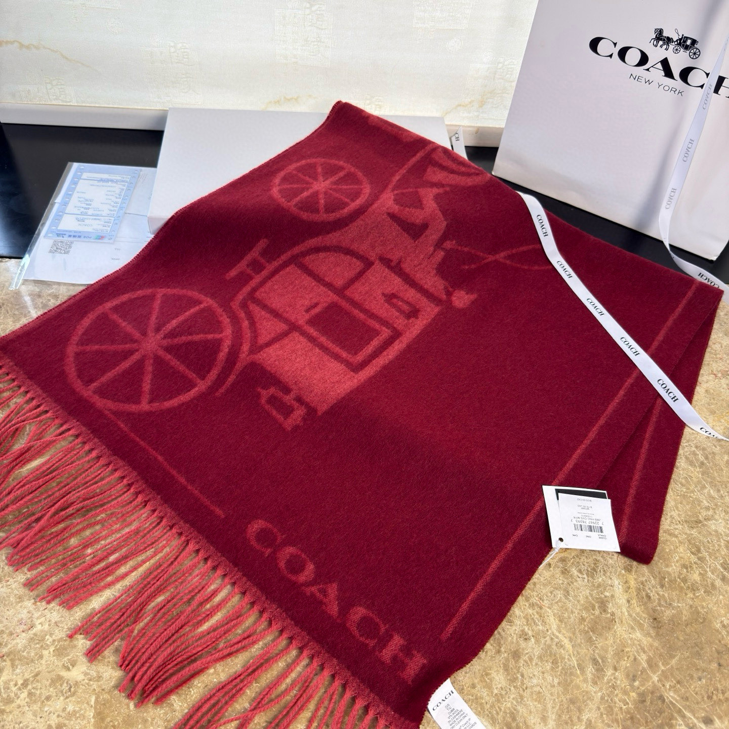 🆕COCAH新品马车图案印花大尺寸围巾❗️原版全套辅料，这款马车图案印花大尺寸围巾采用绵羊毛和山羊绒的奢