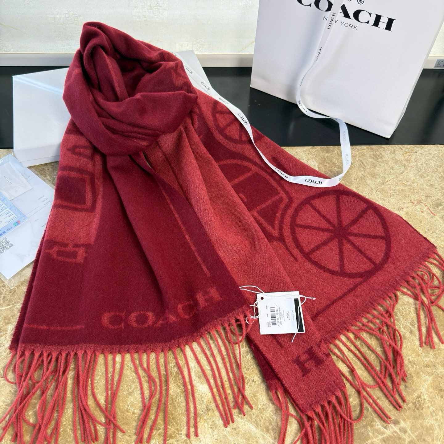 🆕COCAH新品马车图案印花大尺寸围巾❗️原版全套辅料，这款马车图案印花大尺寸围巾采用绵羊毛和山羊绒的奢