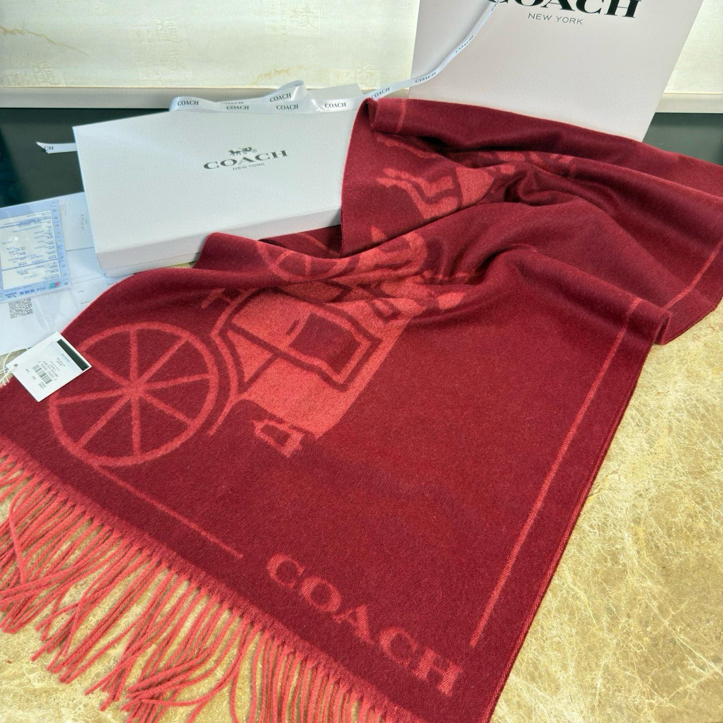 🆕COCAH新品马车图案印花大尺寸围巾❗️原版全套辅料，这款马车图案印花大尺寸围巾采用绵羊毛和山羊绒的奢