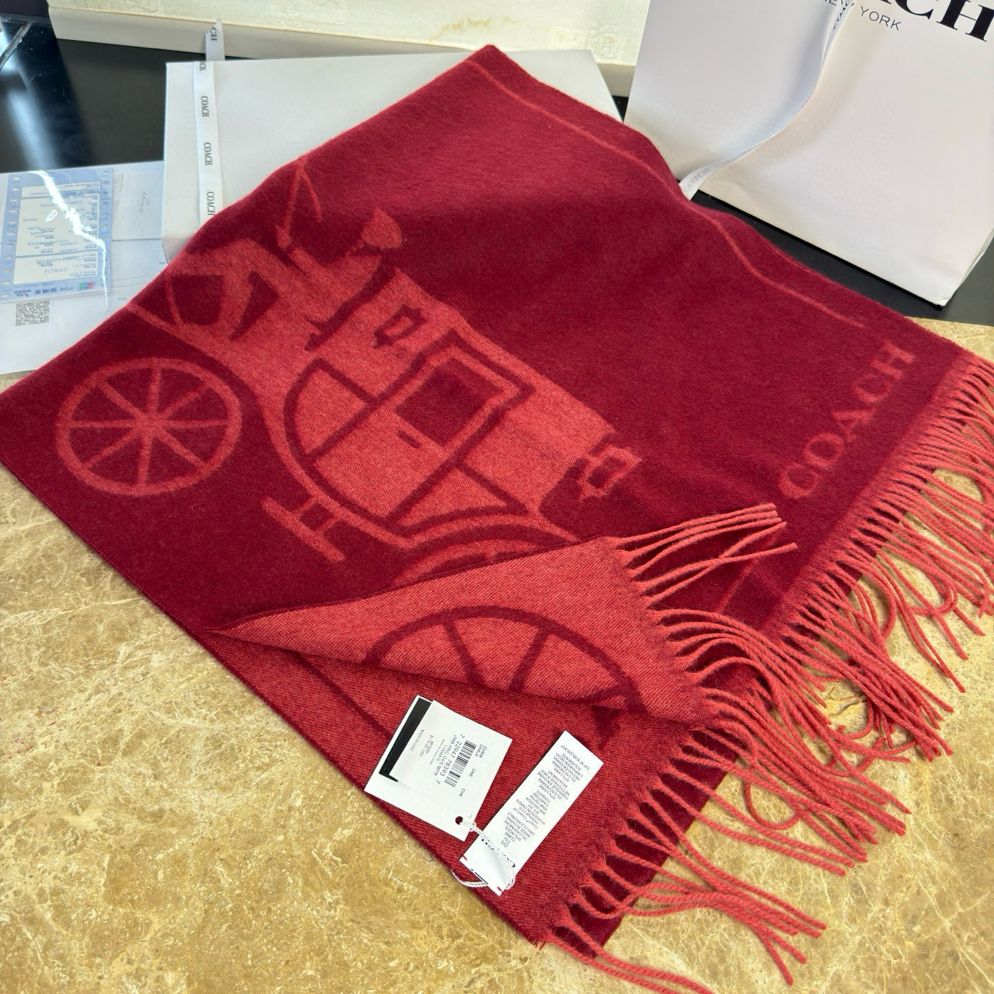 🆕COCAH新品马车图案印花大尺寸围巾❗️原版全套辅料，这款马车图案印花大尺寸围巾采用绵羊毛和山羊绒的奢