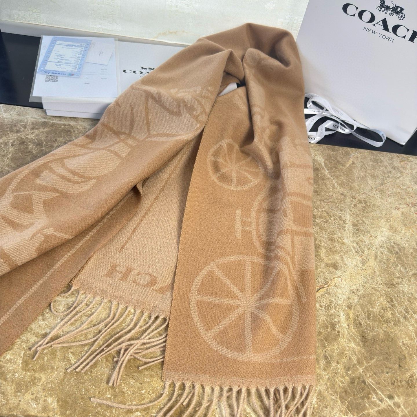 🆕COCAH新品马车图案印花大尺寸围巾❗️原版全套辅料，这款马车图案印花大尺寸围巾采用绵羊毛和山羊绒的奢