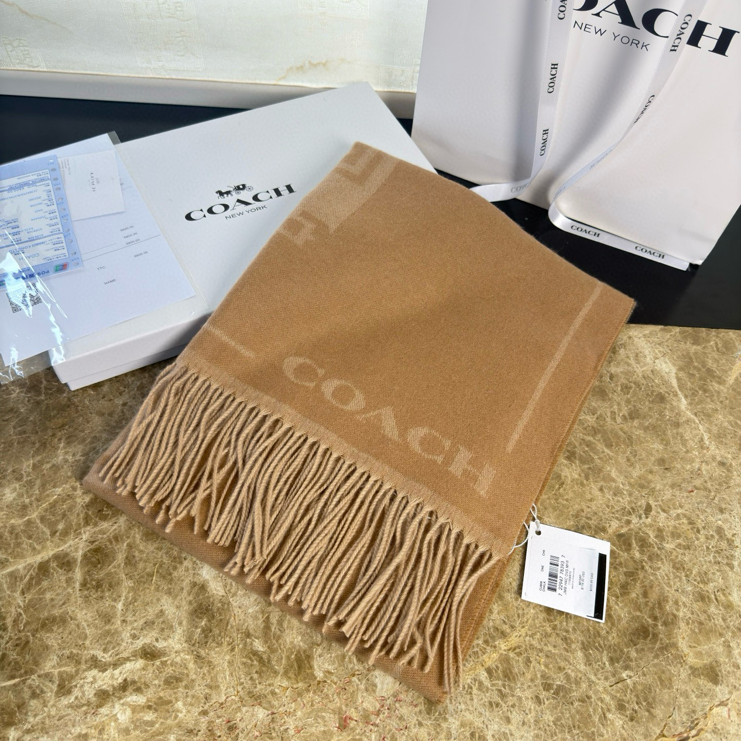 🆕COCAH新品马车图案印花大尺寸围巾❗️原版全套辅料，这款马车图案印花大尺寸围巾采用绵羊毛和山羊绒的奢