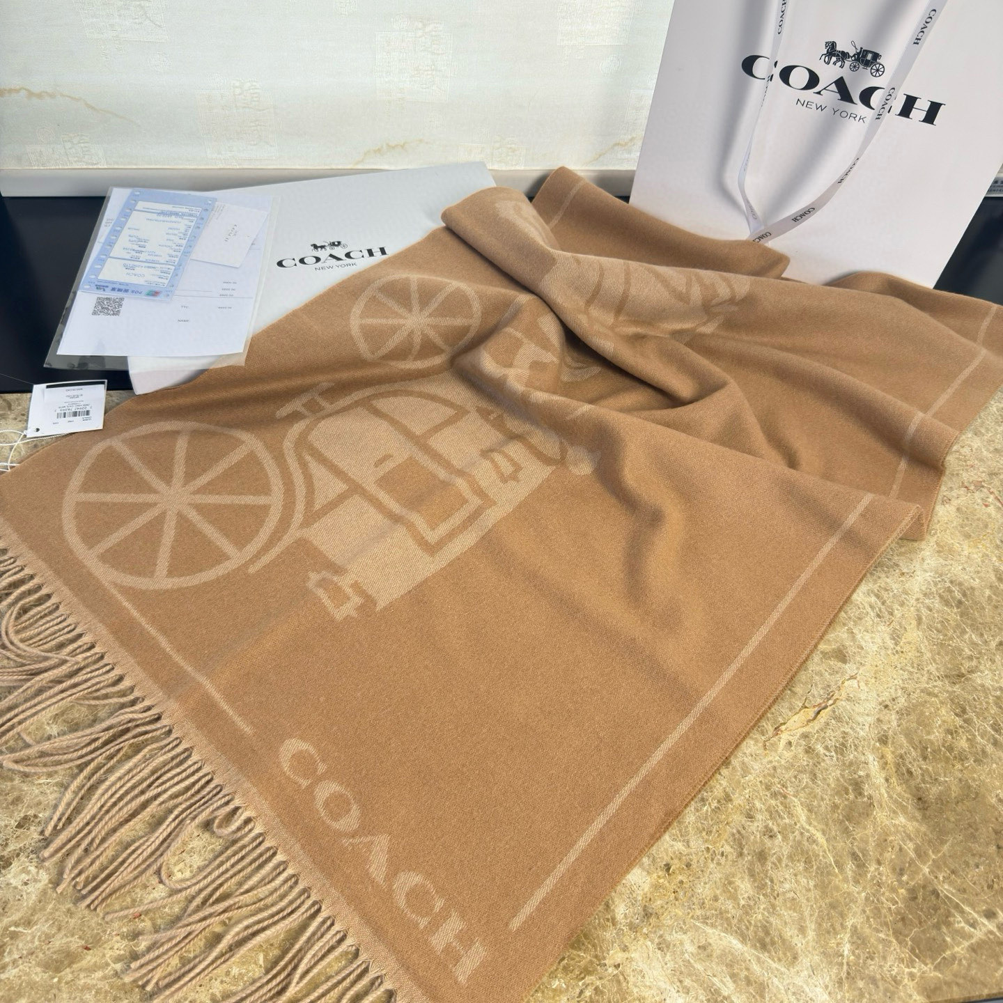 🆕COCAH新品马车图案印花大尺寸围巾❗️原版全套辅料，这款马车图案印花大尺寸围巾采用绵羊毛和山羊绒的奢