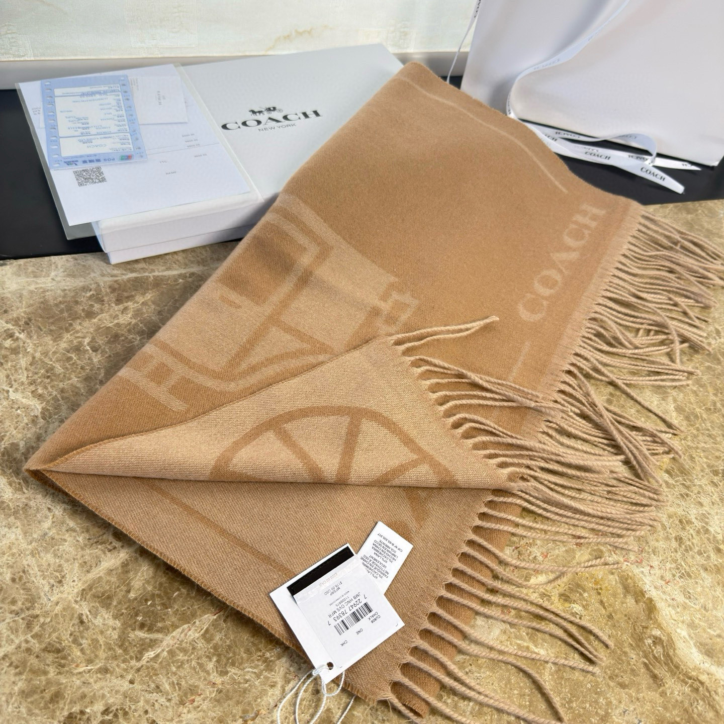 🆕COCAH新品马车图案印花大尺寸围巾❗️原版全套辅料，这款马车图案印花大尺寸围巾采用绵羊毛和山羊绒的奢