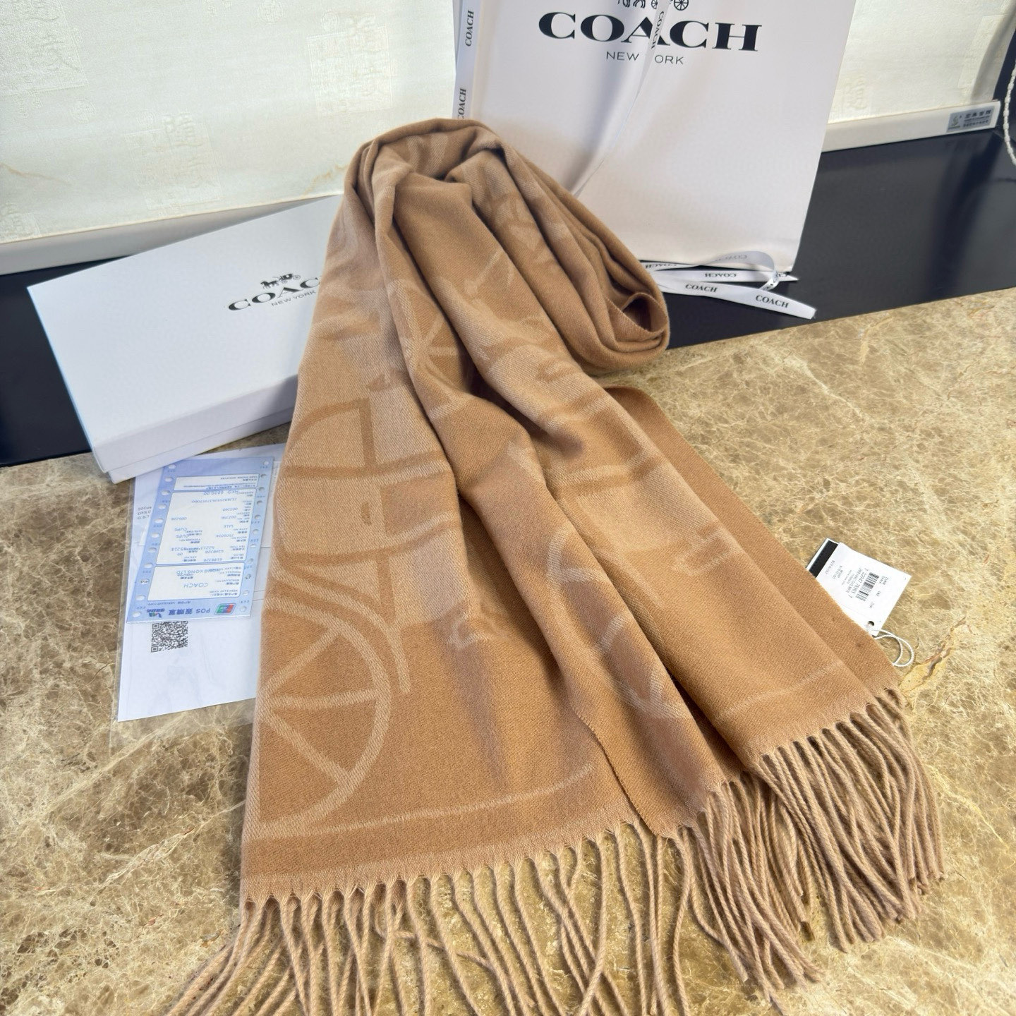 🆕COCAH新品马车图案印花大尺寸围巾❗️原版全套辅料，这款马车图案印花大尺寸围巾采用绵羊毛和山羊绒的奢