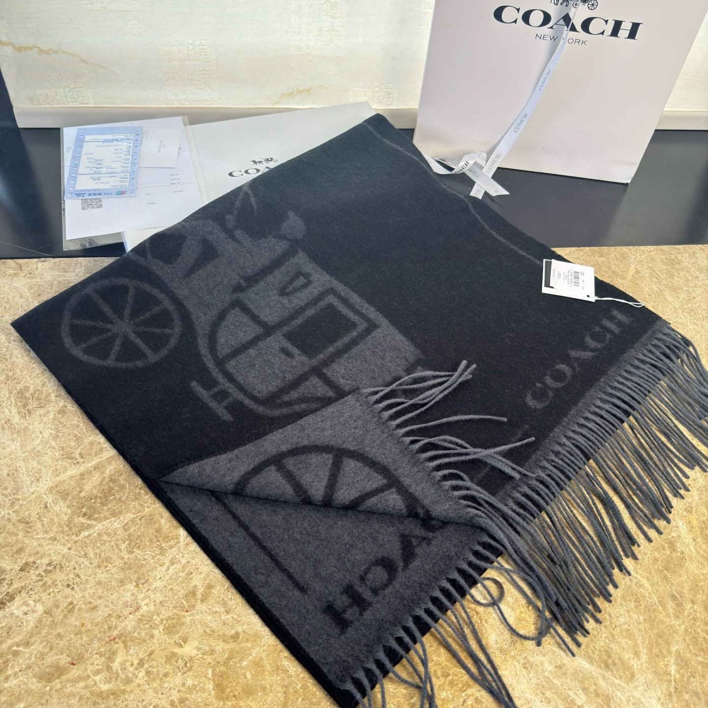 🆕COCAH新品马车图案印花大尺寸围巾❗️原版全套辅料，这款马车图案印花大尺寸围巾采用绵羊毛和山羊绒的奢