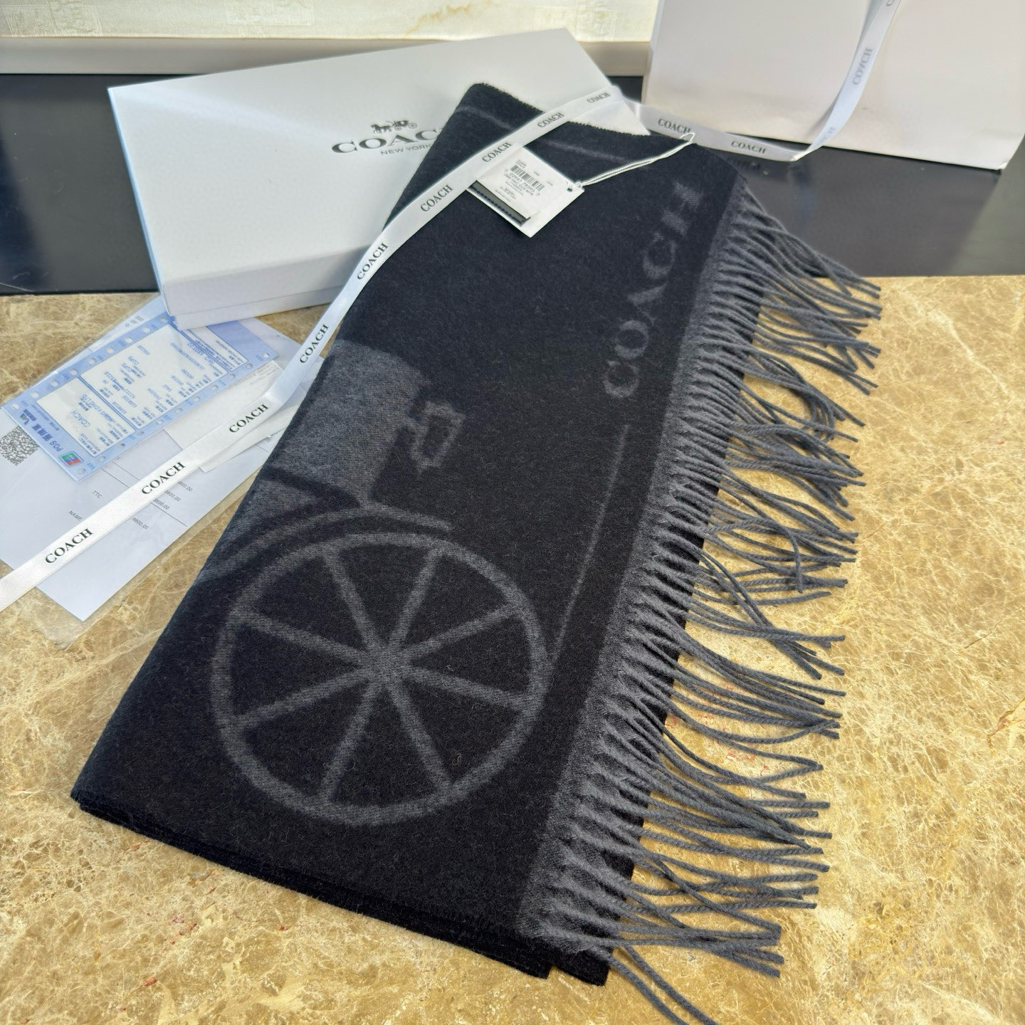 🆕COCAH新品马车图案印花大尺寸围巾❗️原版全套辅料，这款马车图案印花大尺寸围巾采用绵羊毛和山羊绒的奢