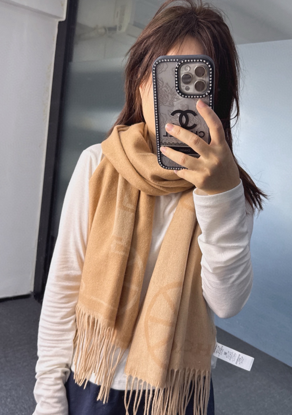 🆕COCAH新品马车图案印花大尺寸围巾❗️原版全套辅料，这款马车图案印花大尺寸围巾采用绵羊毛和山羊绒的奢