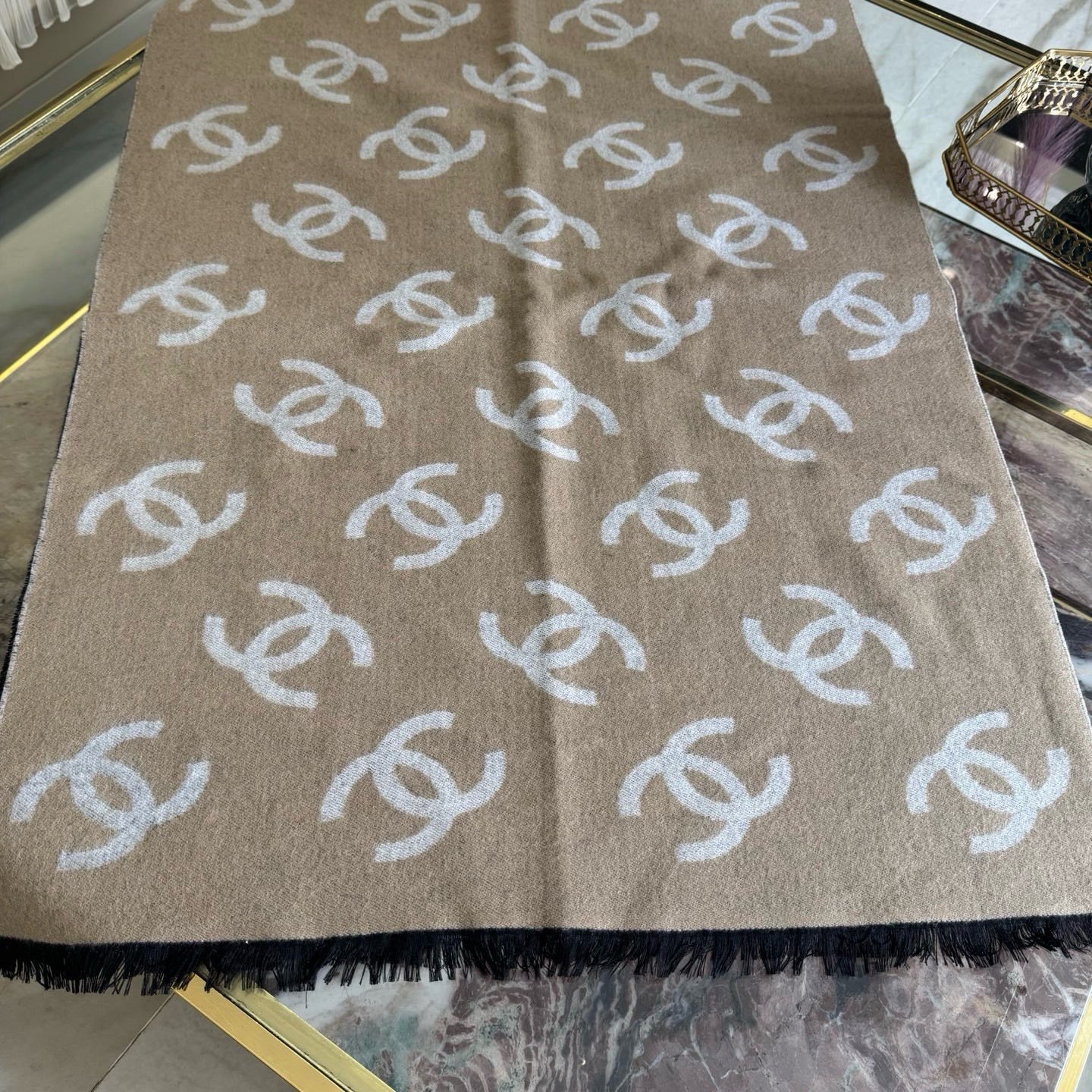 🆕Chanel · 香奶奶25B新款双面羊绒围巾披肩,双面设计,一面素色,一面提花满印经典双C logo