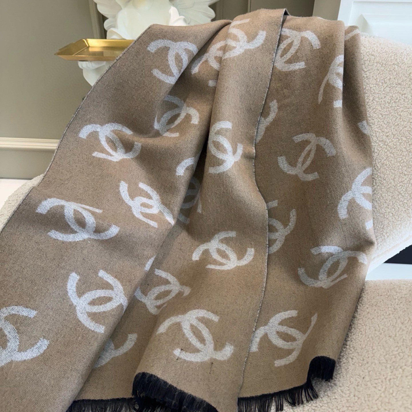 🆕Chanel · 香奶奶25B新款双面羊绒围巾披肩,双面设计,一面素色,一面提花满印经典双C logo