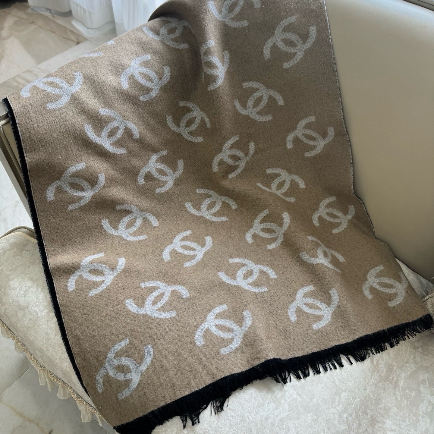 🆕Chanel · 香奶奶25B新款双面羊绒围巾披肩,双面设计,一面素色,一面提花满印经典双C logo