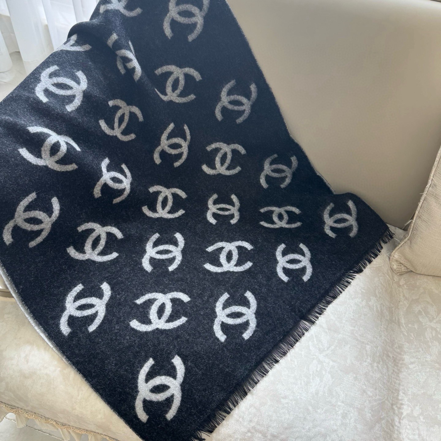 🆕Chanel · 香奶奶25B新款双面羊绒围巾披肩,双面设计,一面素色,一面提花满印经典双C logo