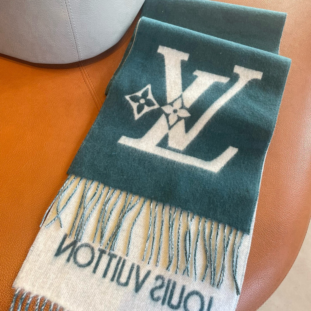 🆕LV Smash 围巾以舒柔绵羊毛裁出宽幅尺寸，令瞩目 LV 标识焕现新意。撞色“路易威登”字样点亮素