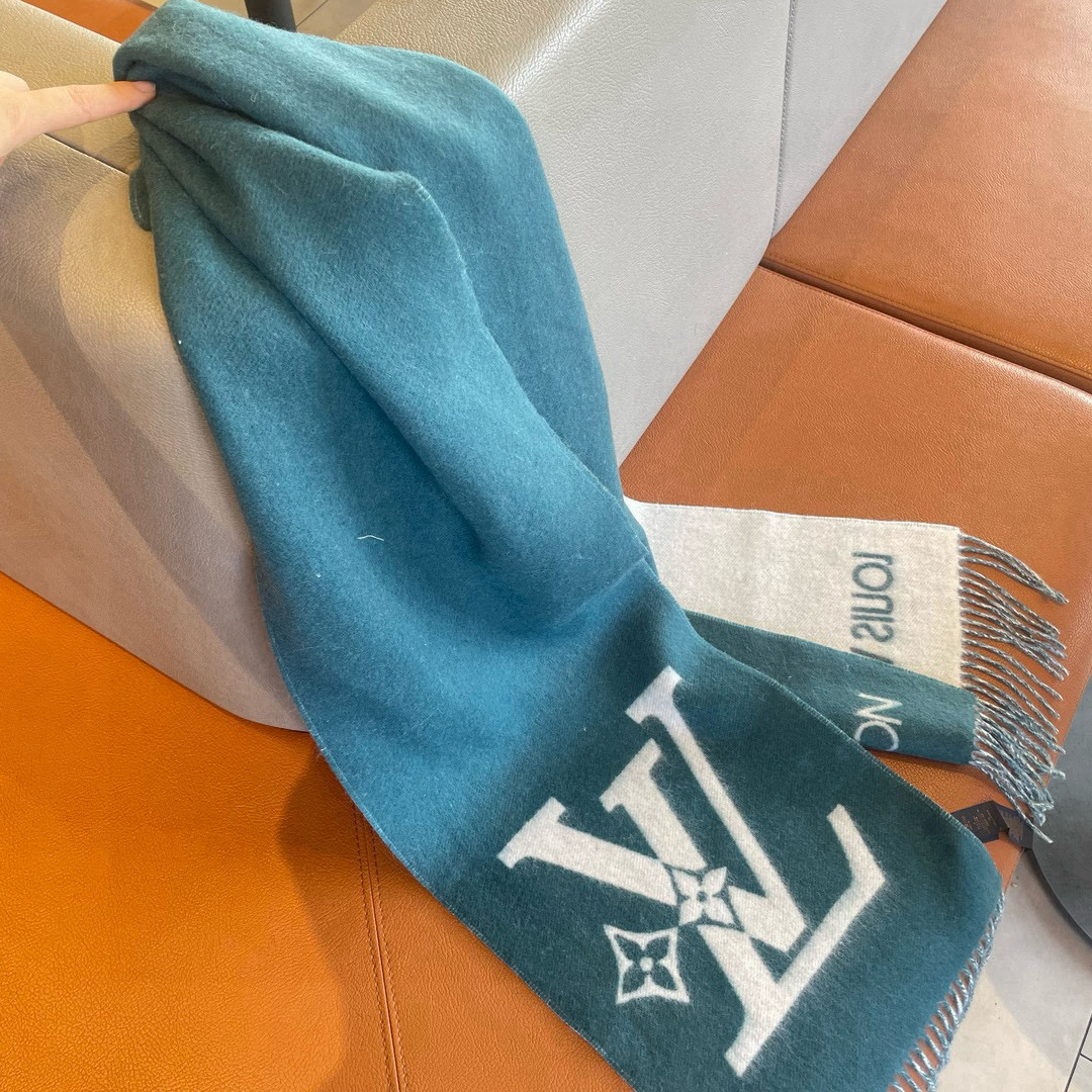 🆕LV Smash 围巾以舒柔绵羊毛裁出宽幅尺寸，令瞩目 LV 标识焕现新意。撞色“路易威登”字样点亮素