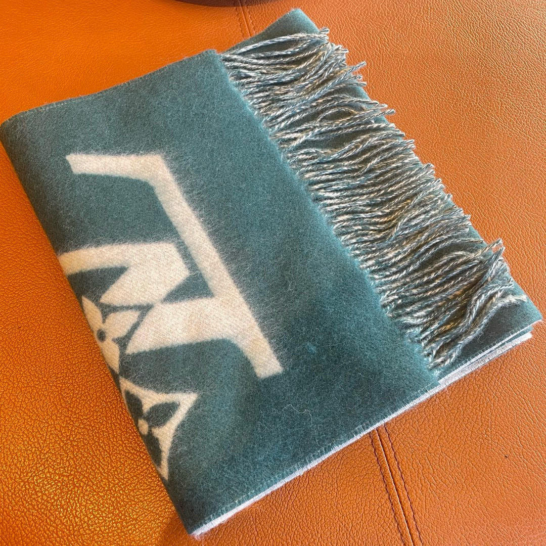 🆕LV Smash 围巾以舒柔绵羊毛裁出宽幅尺寸，令瞩目 LV 标识焕现新意。撞色“路易威登”字样点亮素