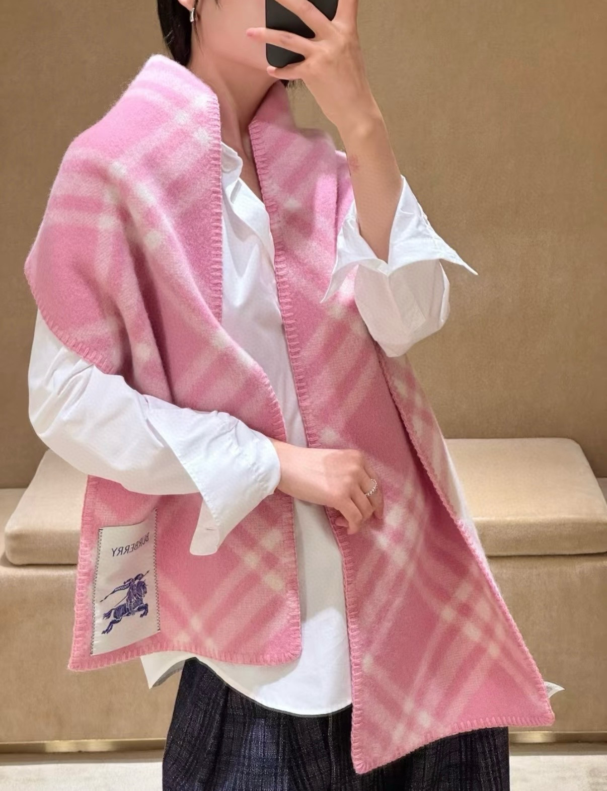 🆕全智贤同款,搭配情侣款绝绝子呀,美爆了的款,柜子一上市就售罄,排队都买不到的款,低调的奢侈感❗️这款B