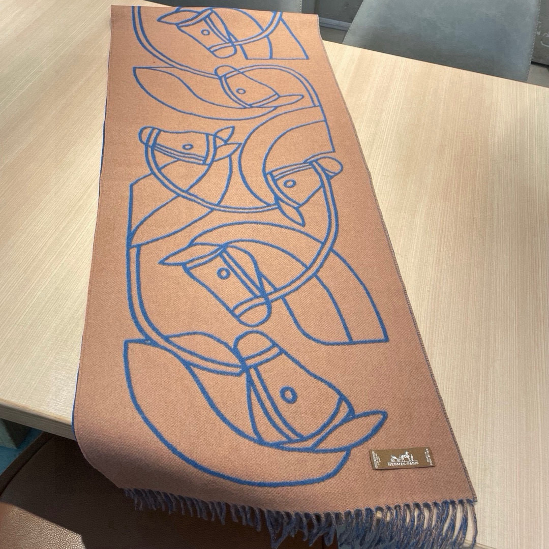 🆕Hermes · Casaque Entrelacs Equestres围巾❗️这款山羊绒围巾采用细腻