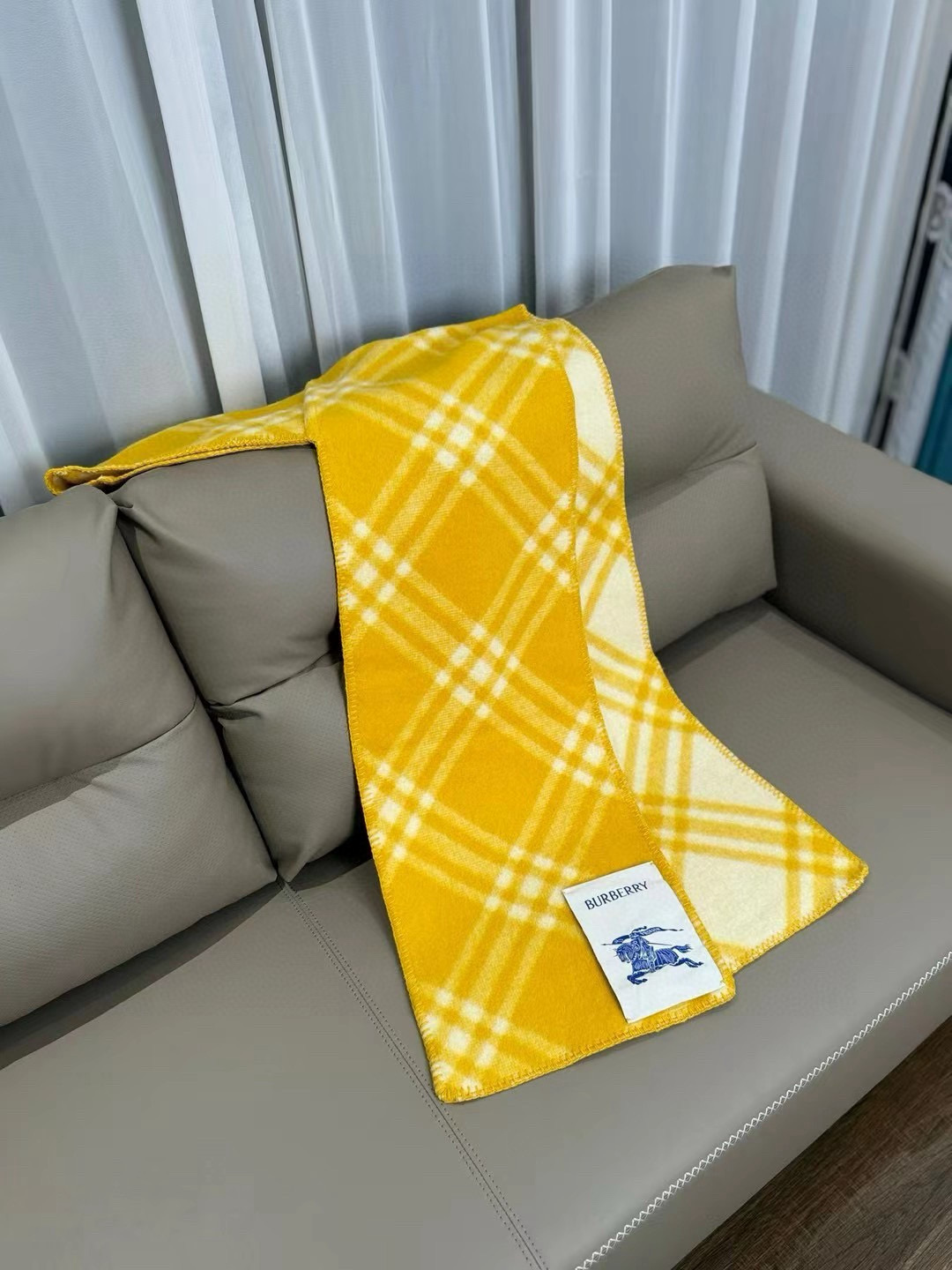 🆕Burberry家最新款专属标识连帽小披肩，围巾披肩两用，绝对市面最牛的货，真材实料的东西，这款既可以