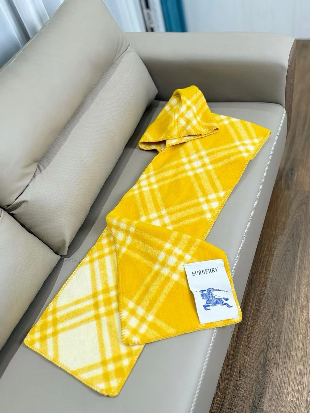 🆕Burberry家最新款专属标识连帽小披肩，围巾披肩两用，绝对市面最牛的货，真材实料的东西，这款既可以