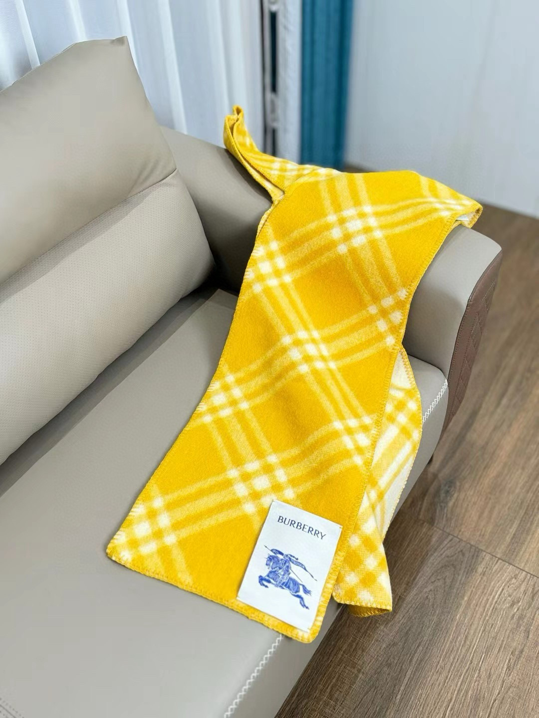 🆕Burberry家最新款专属标识连帽小披肩，围巾披肩两用，绝对市面最牛的货，真材实料的东西，这款既可以