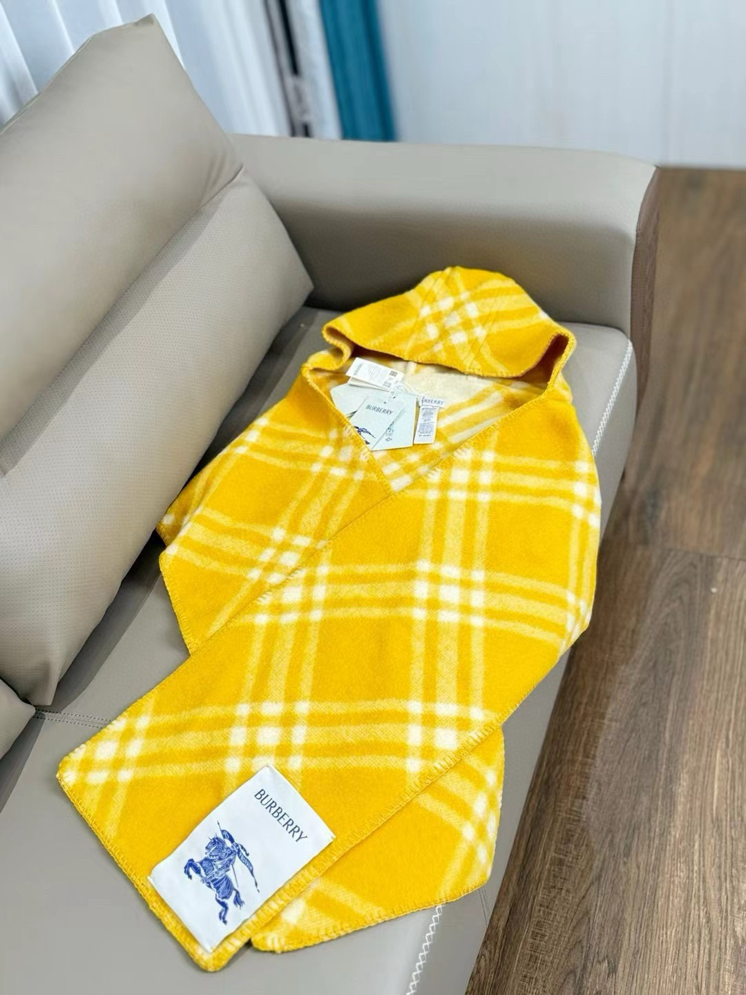 🆕Burberry家最新款专属标识连帽小披肩，围巾披肩两用，绝对市面最牛的货，真材实料的东西，这款既可以
