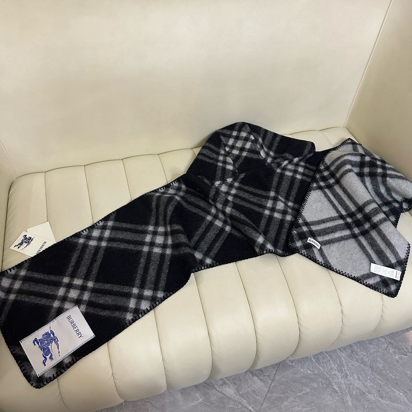 🆕Burberry家最新款专属标识连帽小披肩，围巾披肩两用，绝对市面最牛的货，真材实料的东西，这款既可以