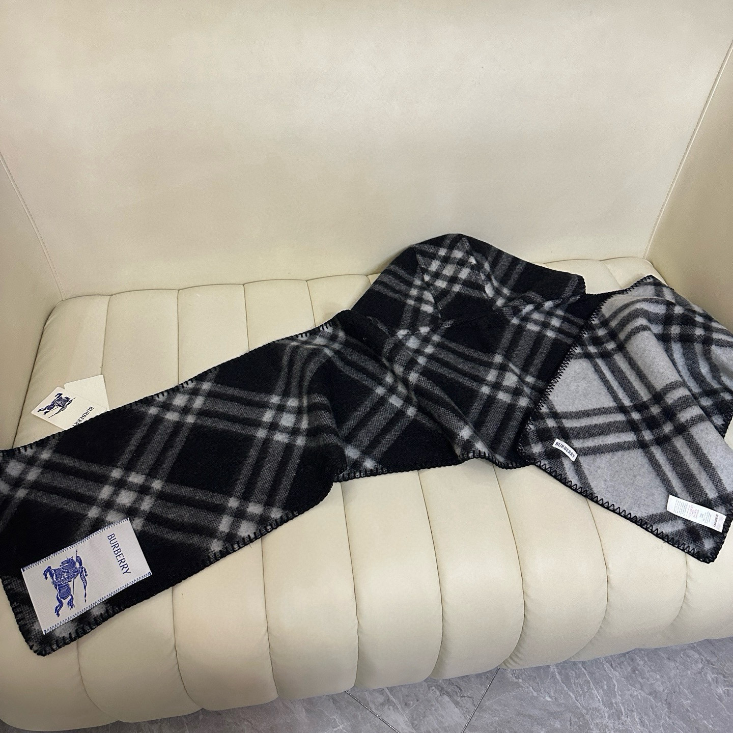 🆕Burberry家最新款专属标识连帽小披肩，围巾披肩两用，绝对市面最牛的货，真材实料的东西，这款既可以
