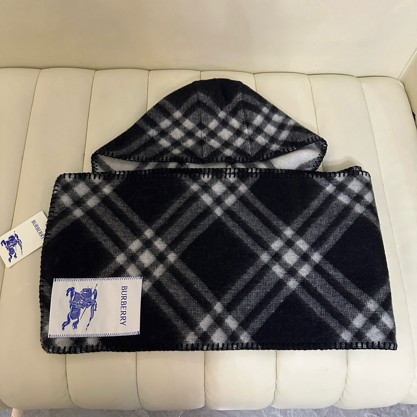 🆕Burberry家最新款专属标识连帽小披肩，围巾披肩两用，绝对市面最牛的货，真材实料的东西，这款既可以