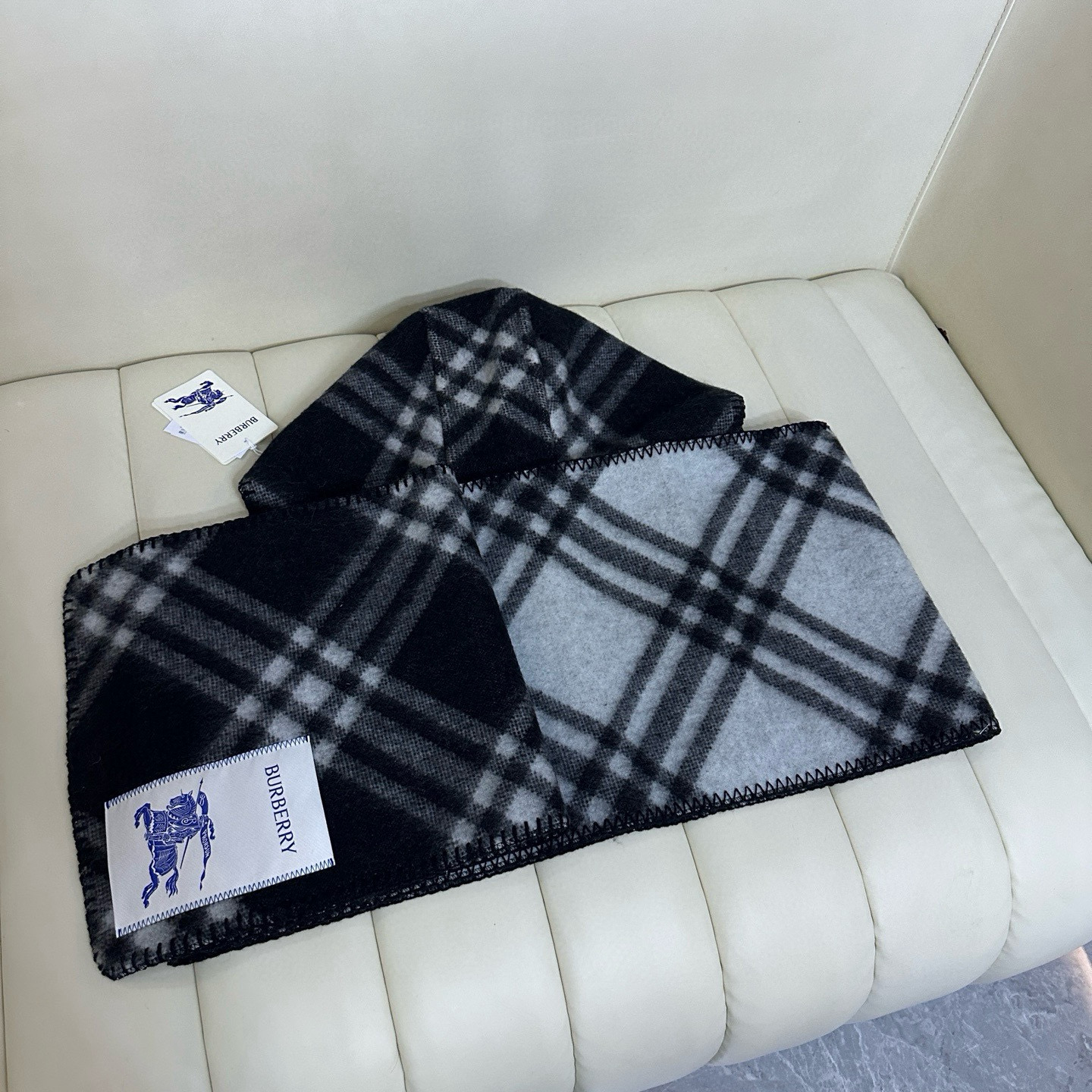 🆕Burberry家最新款专属标识连帽小披肩，围巾披肩两用，绝对市面最牛的货，真材实料的东西，这款既可以