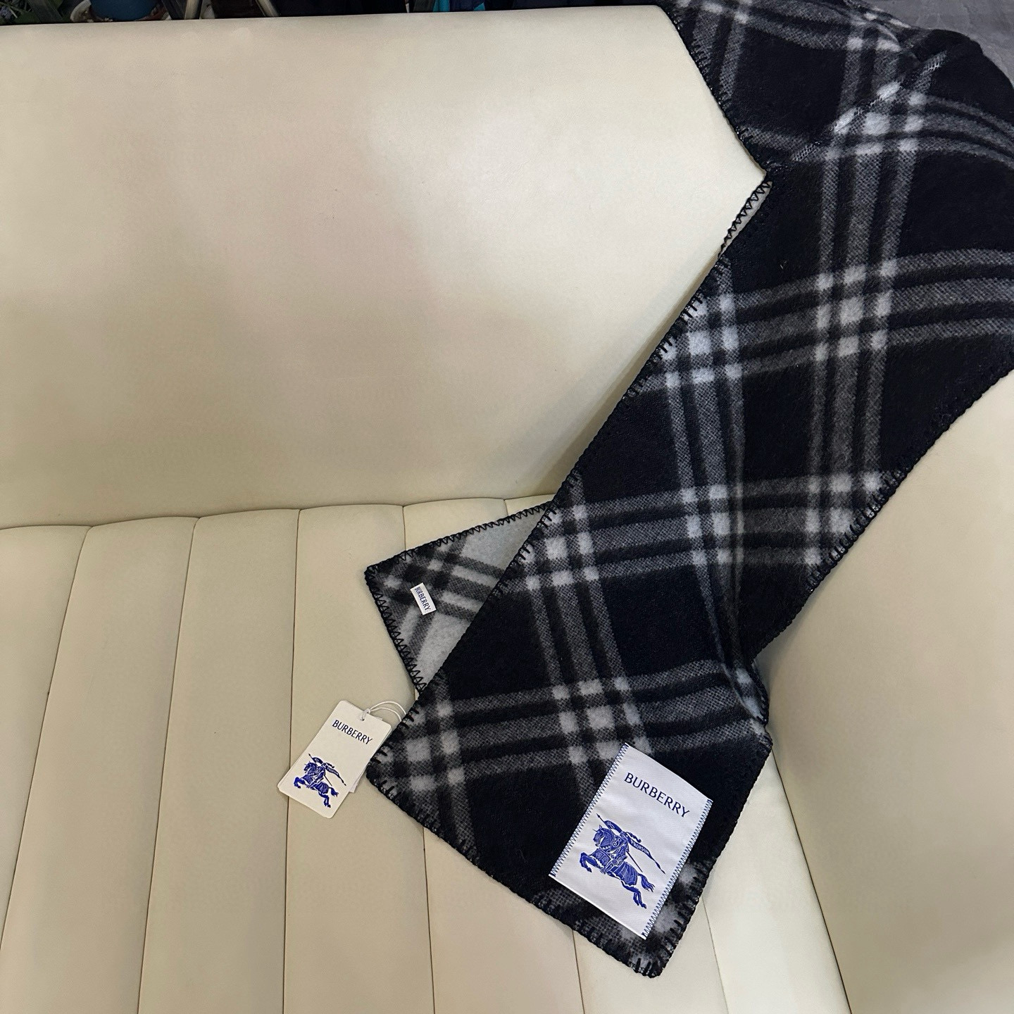 🆕Burberry家最新款专属标识连帽小披肩，围巾披肩两用，绝对市面最牛的货，真材实料的东西，这款既可以