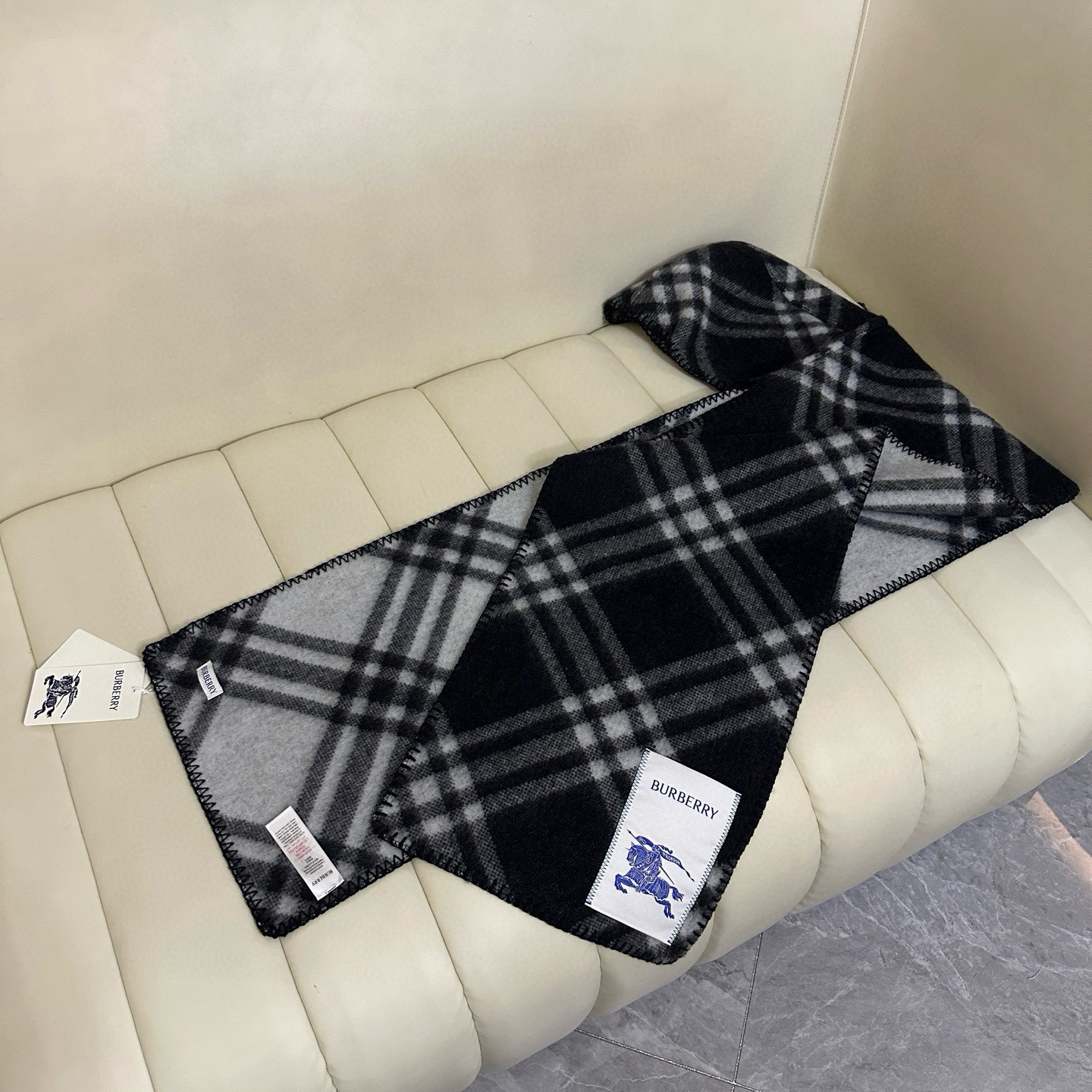 🆕Burberry家最新款专属标识连帽小披肩，围巾披肩两用，绝对市面最牛的货，真材实料的东西，这款既可以