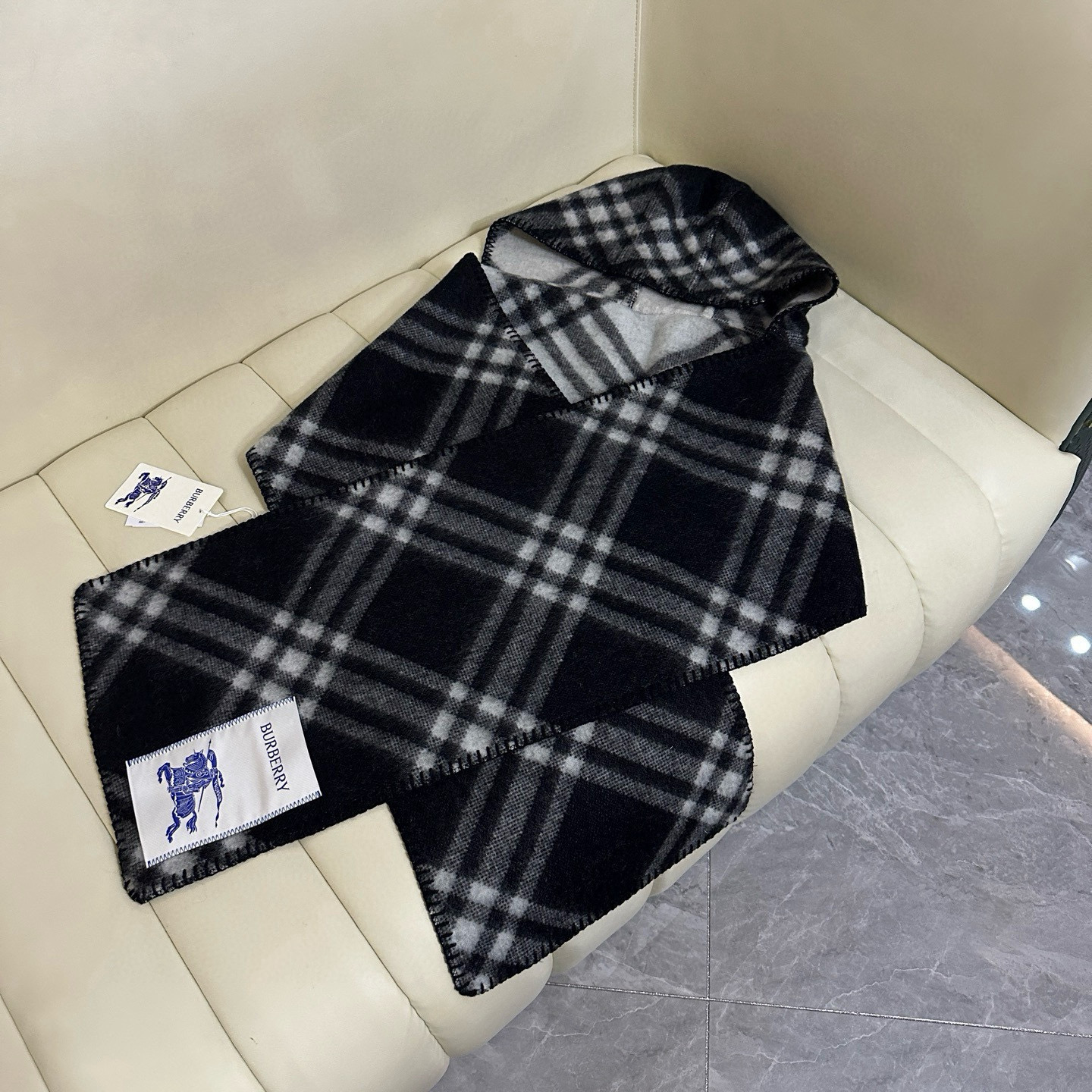 🆕Burberry家最新款专属标识连帽小披肩，围巾披肩两用，绝对市面最牛的货，真材实料的东西，这款既可以