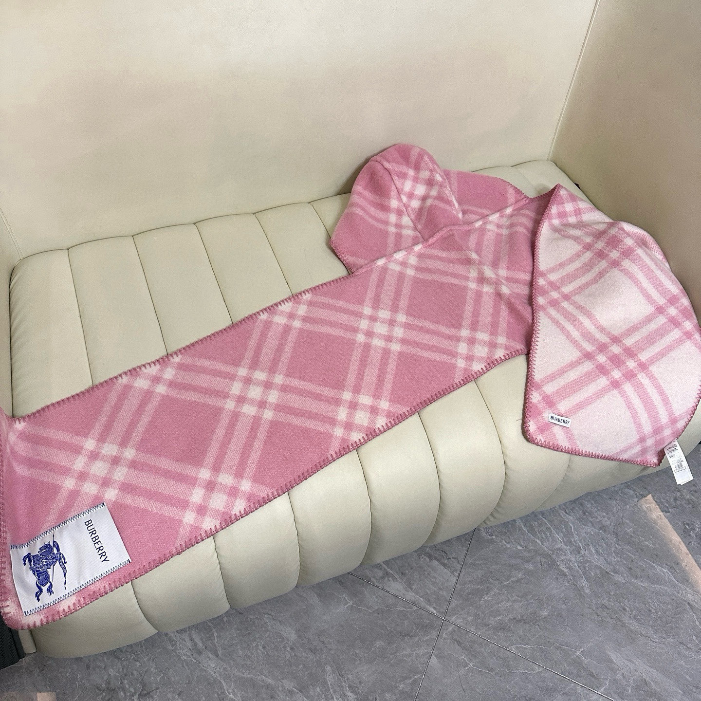 🆕Burberry家最新款专属标识连帽小披肩，围巾披肩两用，绝对市面最牛的货，真材实料的东西，这款既可以