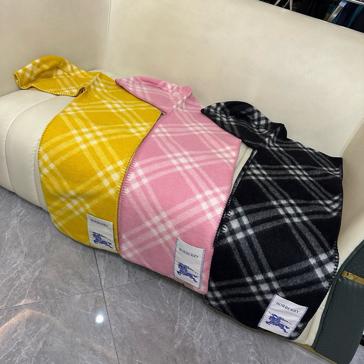 🆕Burberry家最新款专属标识连帽小披肩，围巾披肩两用，绝对市面最牛的货，真材实料的东西，这款既可以