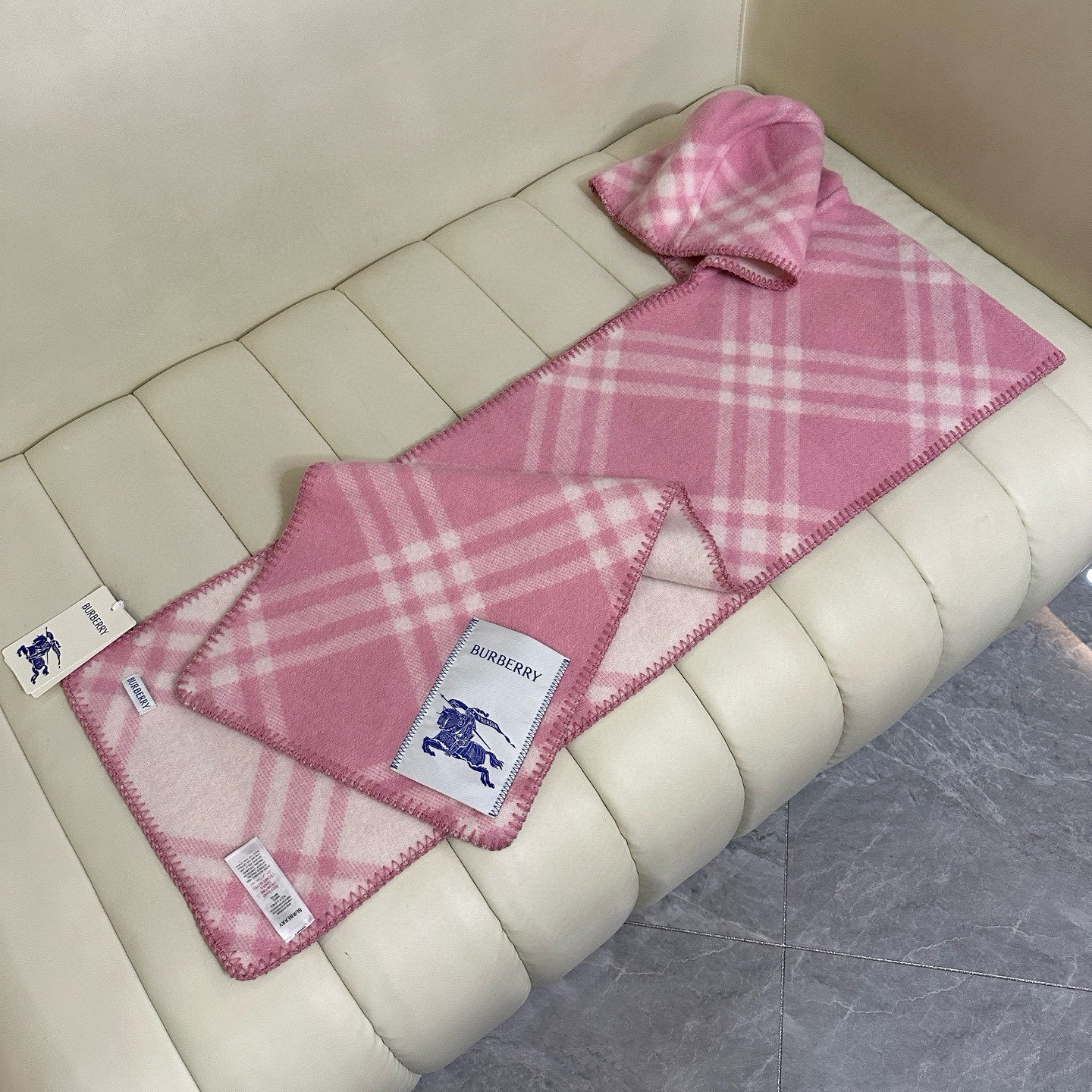 🆕Burberry家最新款专属标识连帽小披肩，围巾披肩两用，绝对市面最牛的货，真材实料的东西，这款既可以