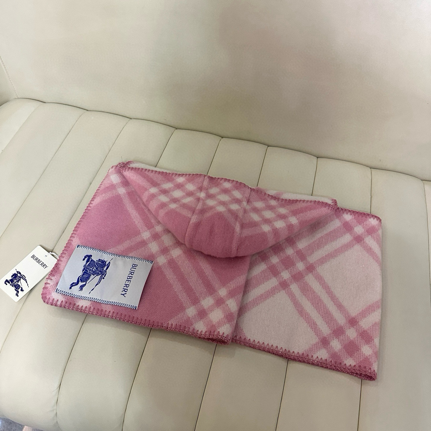 🆕Burberry家最新款专属标识连帽小披肩，围巾披肩两用，绝对市面最牛的货，真材实料的东西，这款既可以