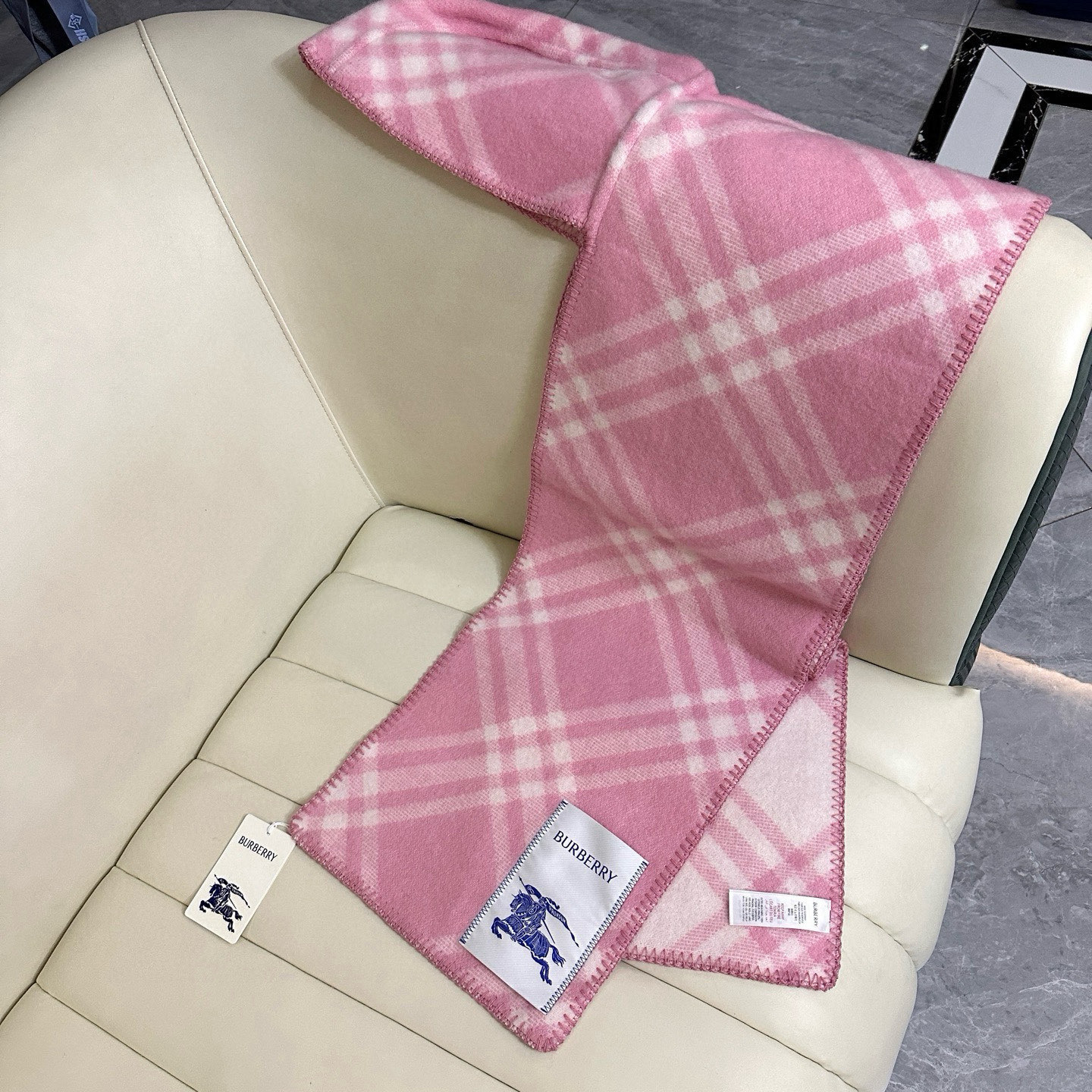 🆕Burberry家最新款专属标识连帽小披肩，围巾披肩两用，绝对市面最牛的货，真材实料的东西，这款既可以