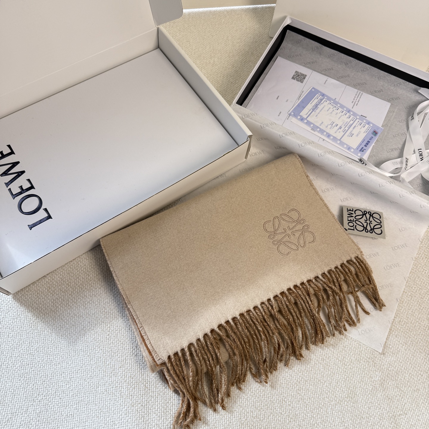 🆕 【▪▪ Loewe · 罗意威️难得一见的温柔配色，低调又不失优雅❗️】重点推荐❗️双面配色，一条围