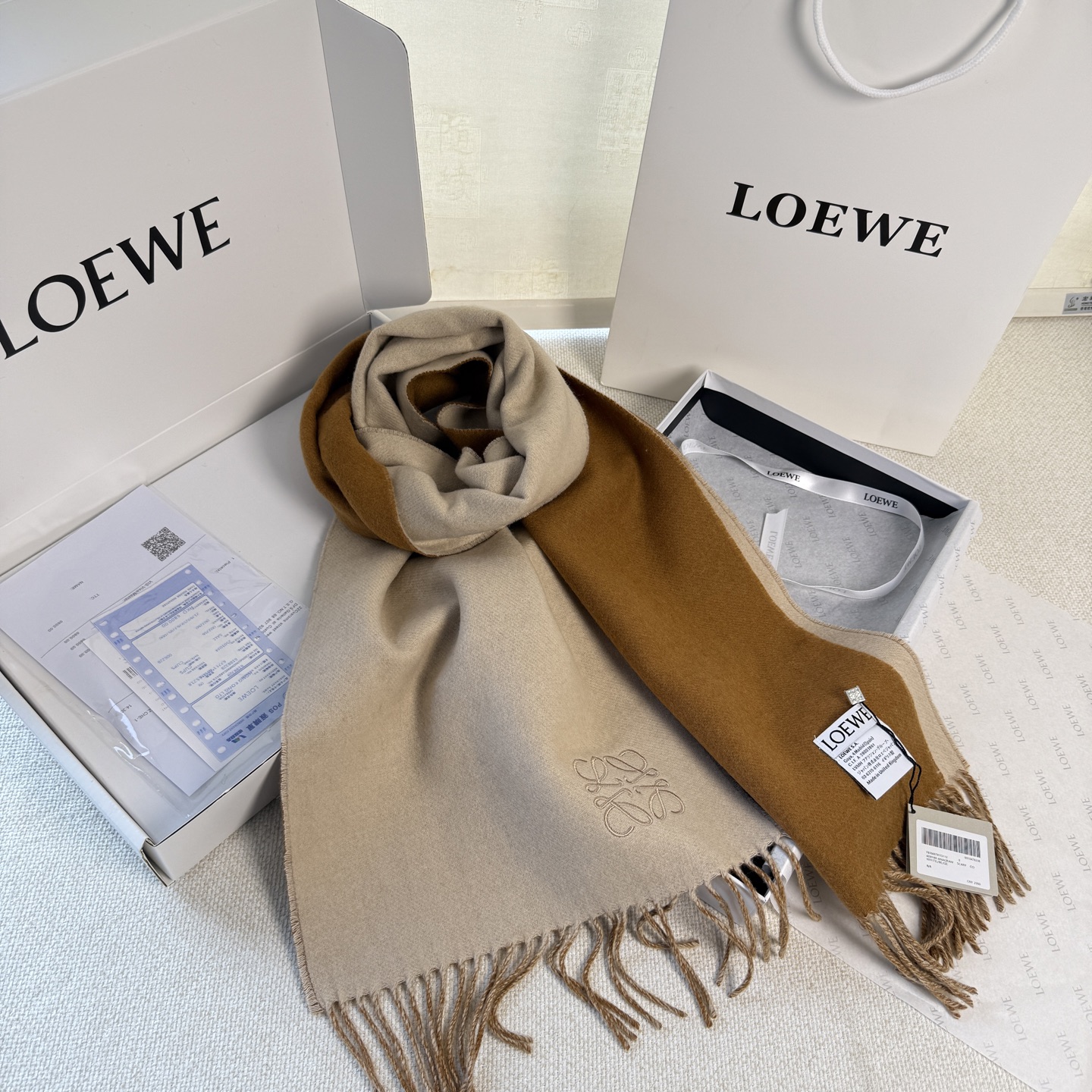 🆕 【▪▪ Loewe · 罗意威️难得一见的温柔配色，低调又不失优雅❗️】重点推荐❗️双面配色，一条围