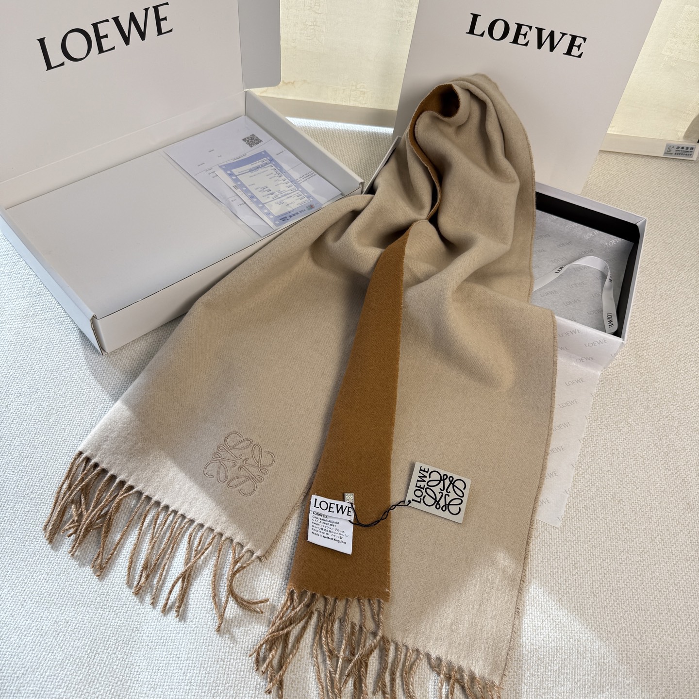🆕 【▪▪ Loewe · 罗意威️难得一见的温柔配色，低调又不失优雅❗️】重点推荐❗️双面配色，一条围